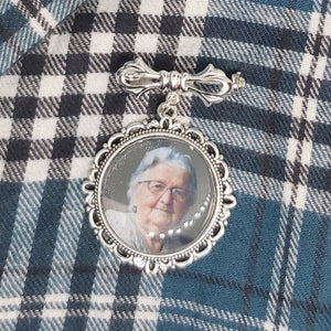Broche Médaillon Photo Personnalisée – Souvenir Unique et Élégant