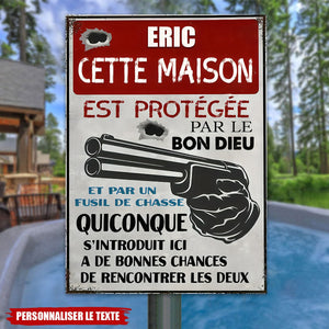 Plaque Métal Personnalisée - Cette Maison Est Protégée Par Le Bon Dieu Et Un Fusil de Chasse