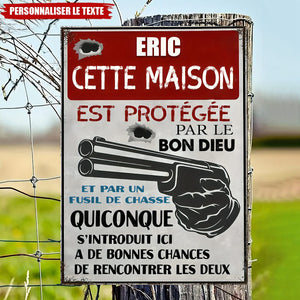 Plaque Métal Personnalisée - Cette Maison Est Protégée Par Le Bon Dieu Et Un Fusil de Chasse