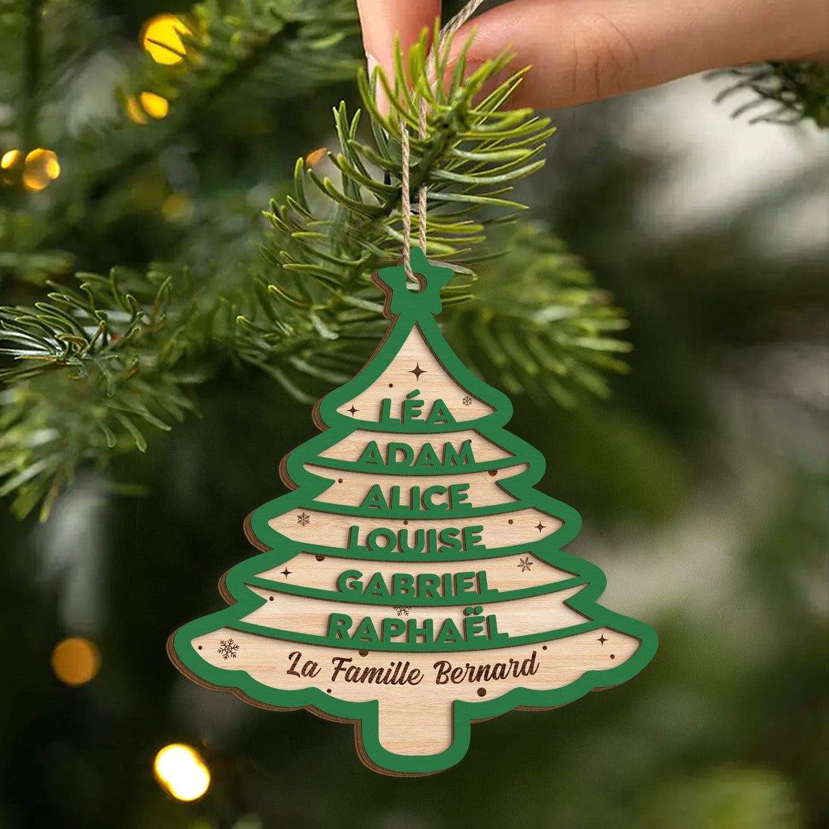 Ornement de Noël en Bois Personnalisé – Sapin Gravé avec Prénoms & Famille