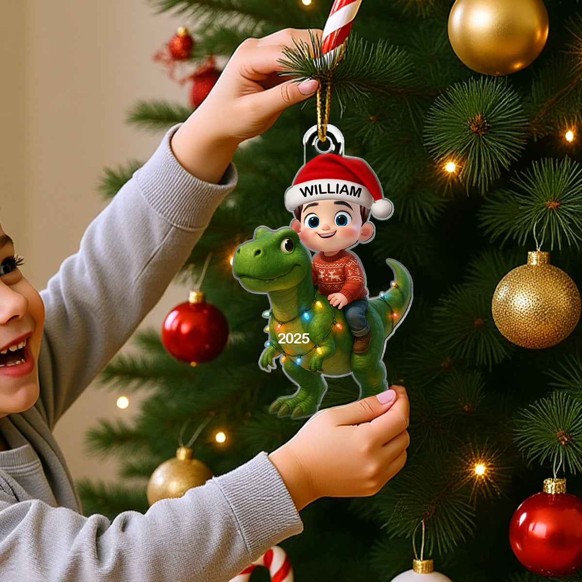Ornement de Noël Acrylique Personnalisé – Enfants sur Dinosaure avec Prénom et Année