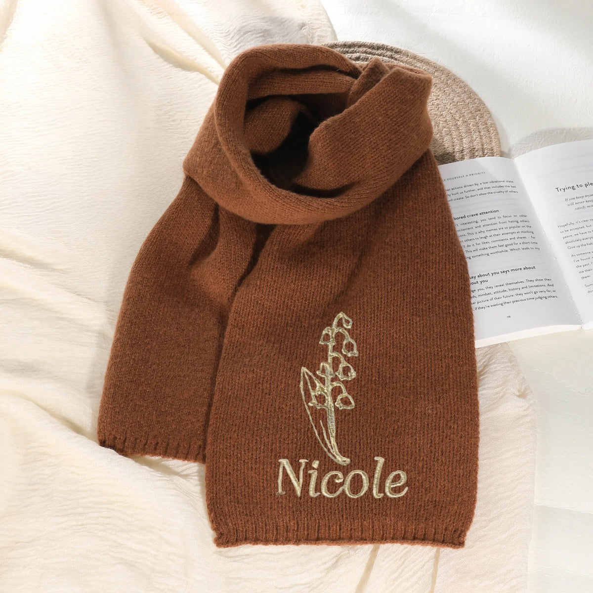 Écharpe Personnalisée et Fleur – Cadeau Élégant et Chaleureux pour Femme